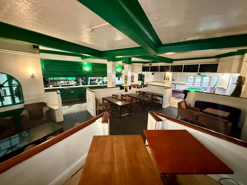 Lot: 45 - COMMERCIAL INVESTMENT WITH PLANNING FOR CONVERSION OF UPPER PARTS - Pub - Seating area